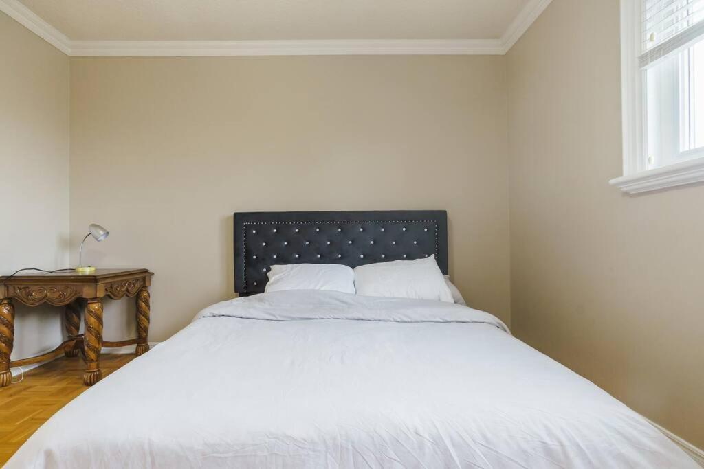 Beautiful Home 4 Bed, 3 Bath, Garage, Backyard! Mississauga Dış mekan fotoğraf