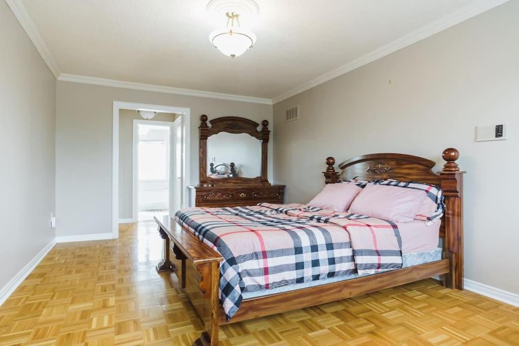 Beautiful Home 4 Bed, 3 Bath, Garage, Backyard! Mississauga Dış mekan fotoğraf