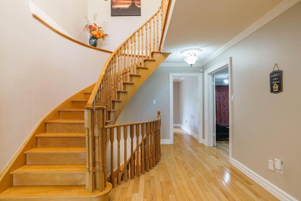 Beautiful Home 4 Bed, 3 Bath, Garage, Backyard! Mississauga Dış mekan fotoğraf