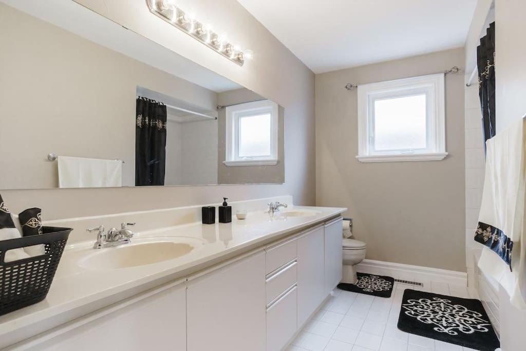 Beautiful Home 4 Bed, 3 Bath, Garage, Backyard! Mississauga Dış mekan fotoğraf