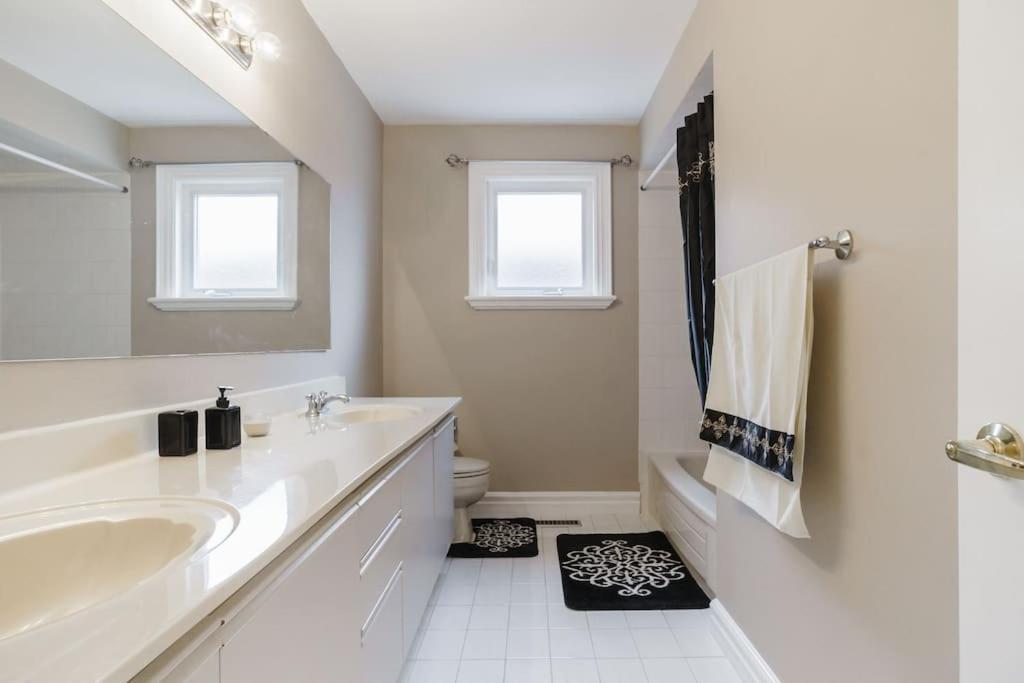 Beautiful Home 4 Bed, 3 Bath, Garage, Backyard! Mississauga Dış mekan fotoğraf